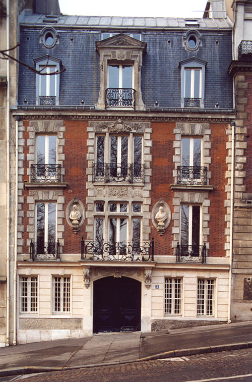 Façade du bâtiment de l'agence Fernier et associés situé au 3 rue Le Nôtre à Paris