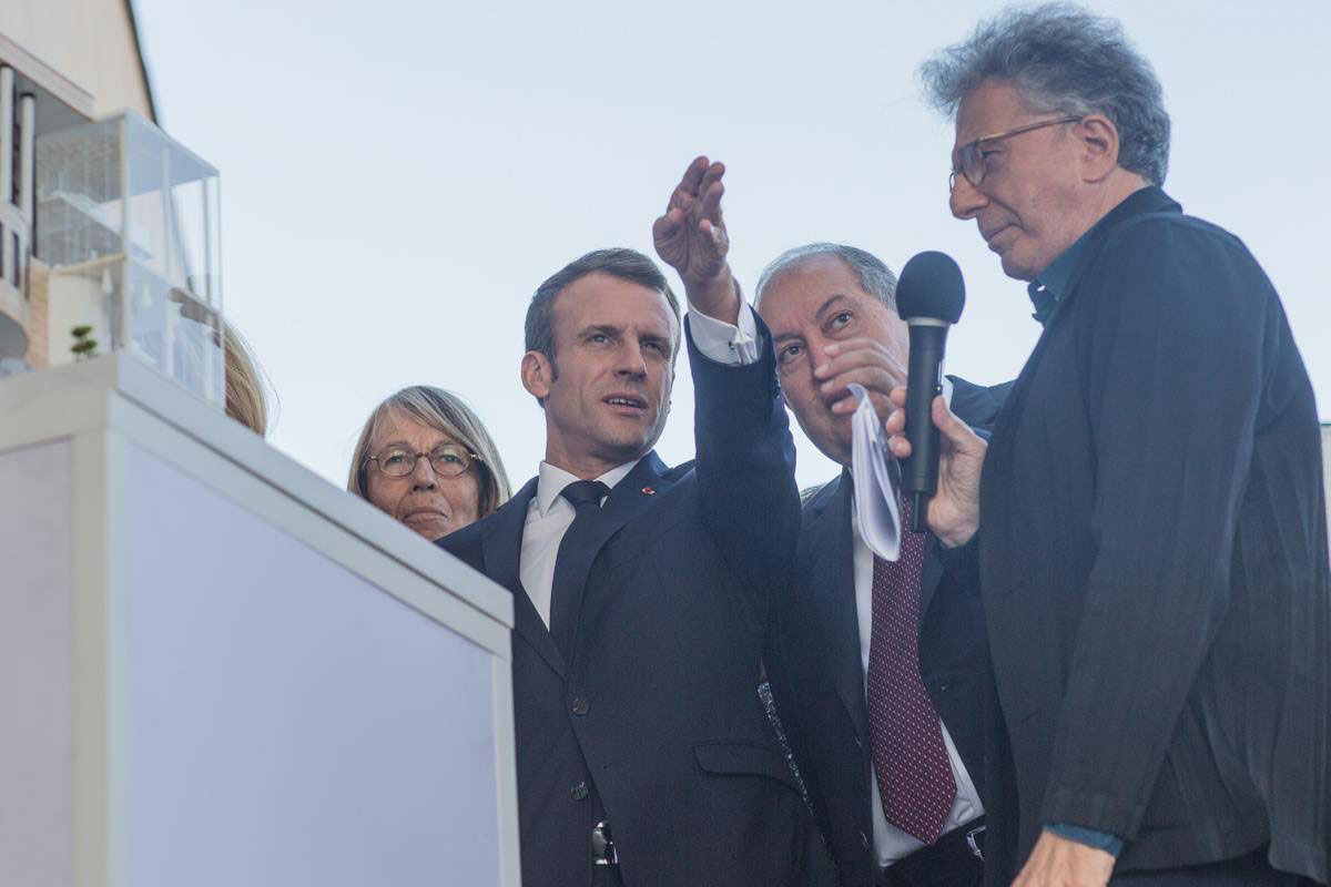 L'architecte, Aris ATAMIAN, présente le projet devant le président de la république Mr Emmanuel Macron