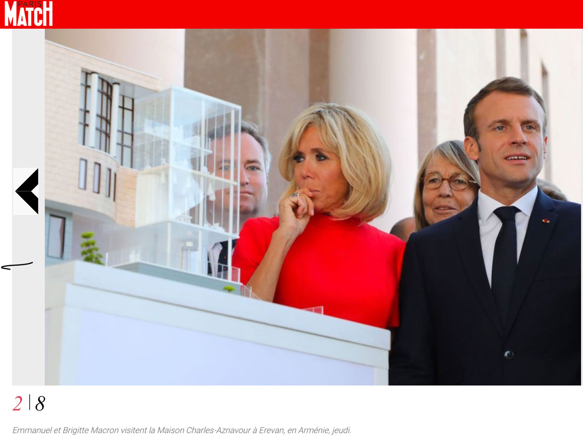 Le couple présidentiel devant la maquette