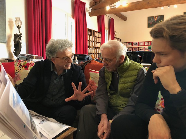 Aris Atamian et Charles Aznavour chez lui à Mouriès, avec Nicolas Aznavour son fils